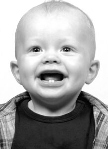 Barneportræt Det gladeste smil, med blot to tænder